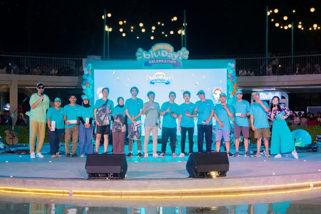 MC memandu segmen acara di panggung dengan layar LED branding bluDay