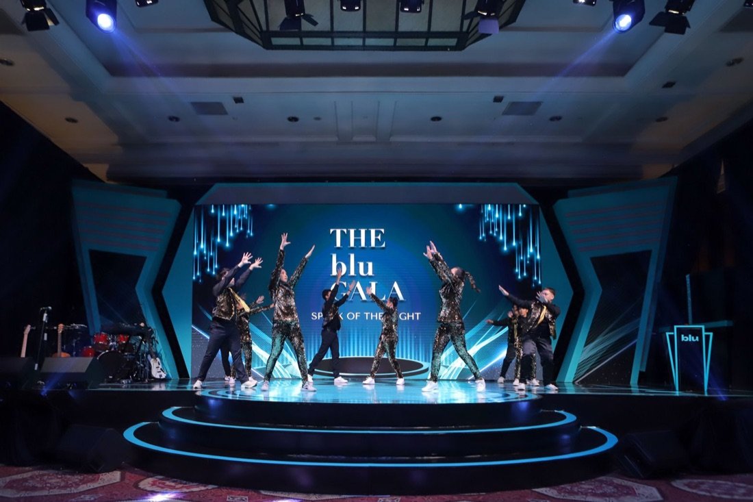 Penari tampil dinamis di panggung The Blu Gala dengan lighting spot