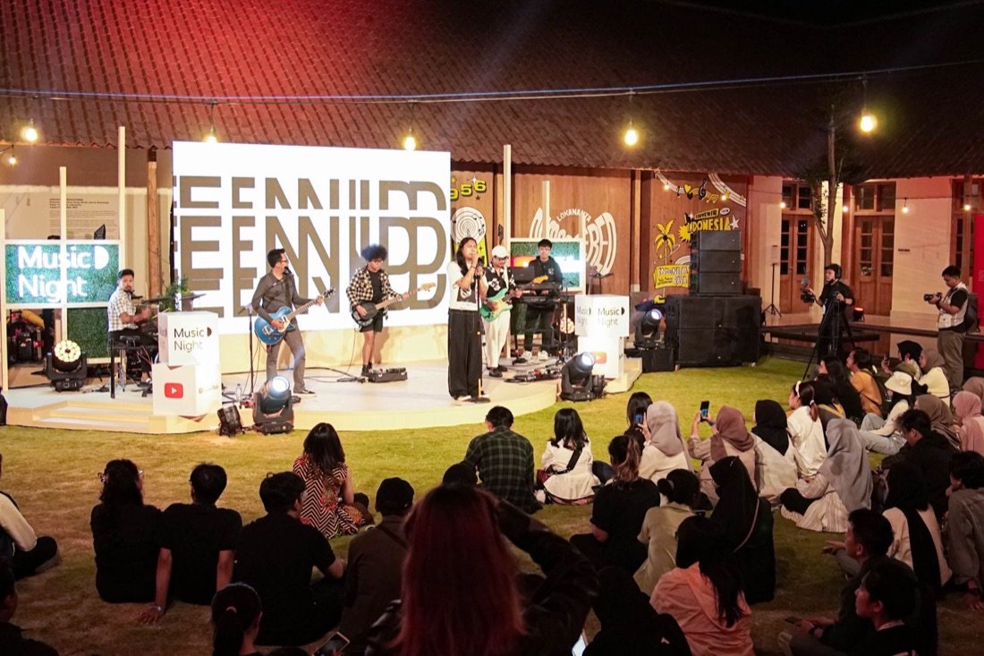 Panggung Music Night dengan band live dan penonton memenuhi area rumput