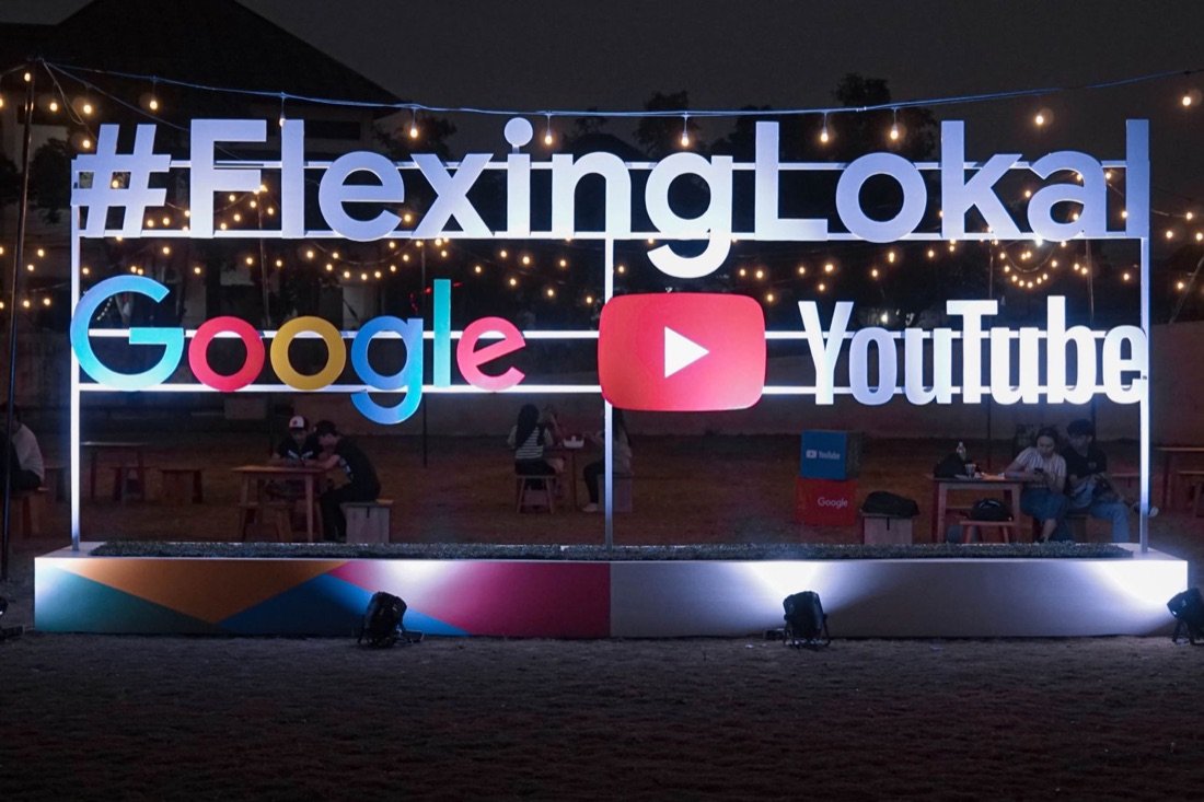 Instalasi 3D #FlexingLokal Google YouTube menyala di malam hari