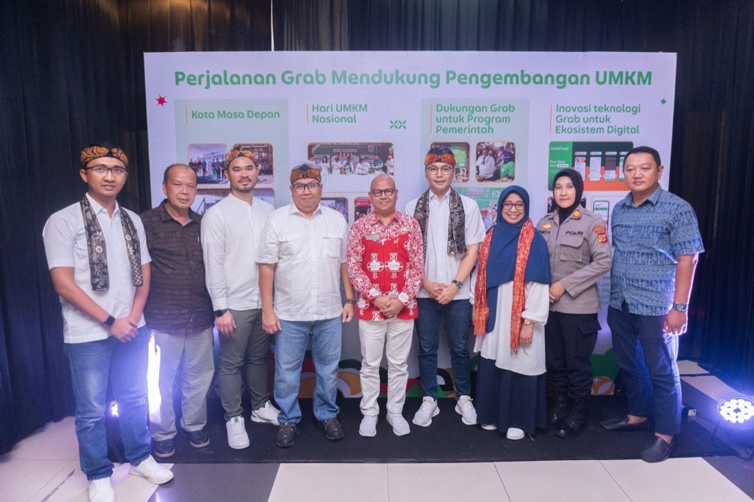 Foto resmi para tokoh dan aparat di depan backdrop Grab mendukung UMKM