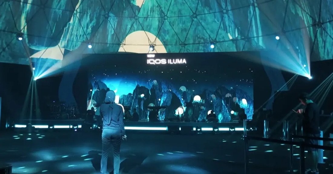 Panggung imersif dengan proyeksi dome dan LED New IQOS Iluma di Dome Senayan Park