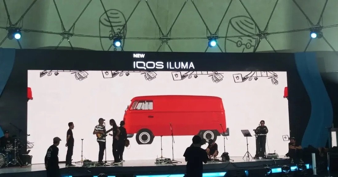 LED wall raksasa New IQOS Iluma dan tim produksi di panggung