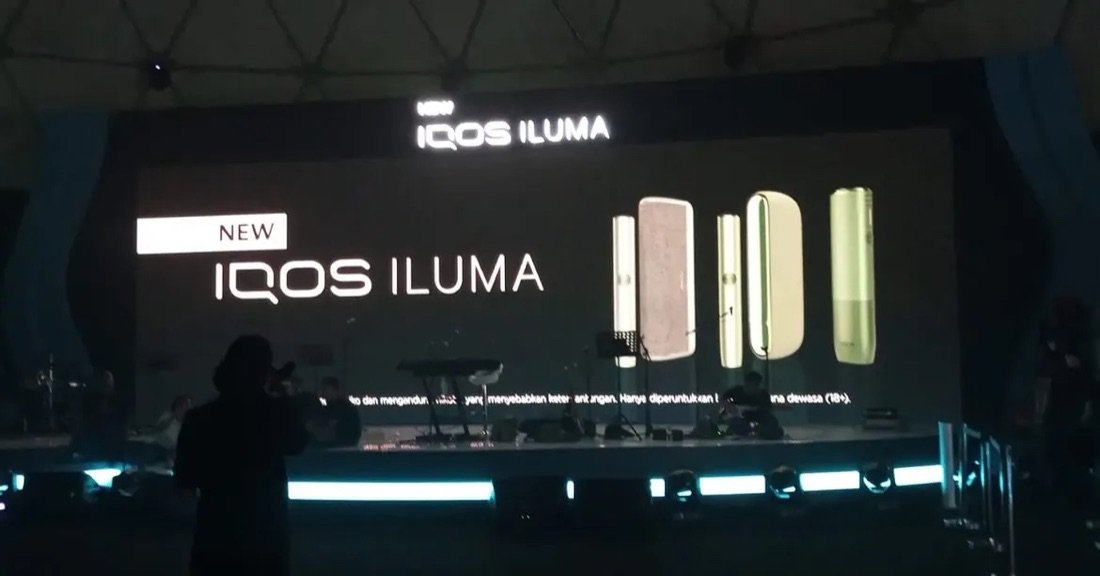 Panggung peluncuran New IQOS Iluma dengan tampilan produk