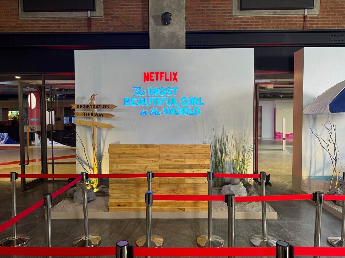 Backdrop entrance berbranding Netflix untuk pre-launch The Most Beautiful Girl in the World