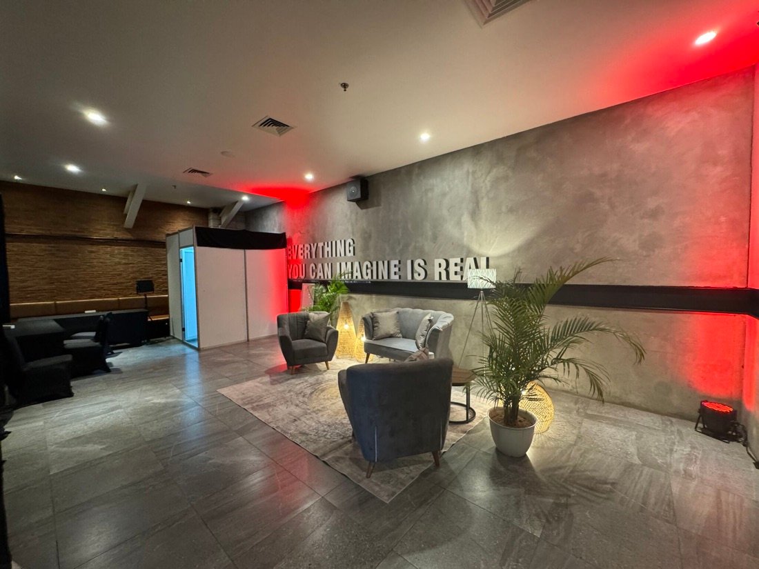 Area lounge produksi bertema premiere film Netflix