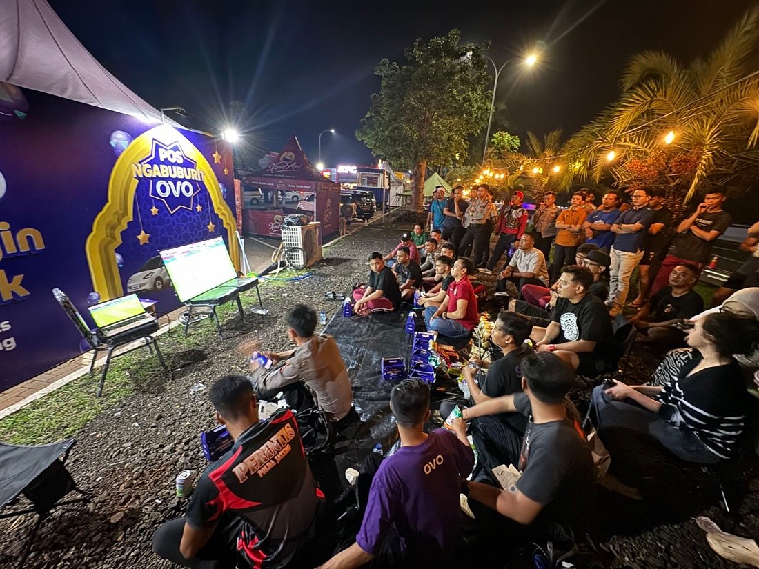 Pengunjung menonton bareng di booth OVO saat aktivasi Ramadan malam hari