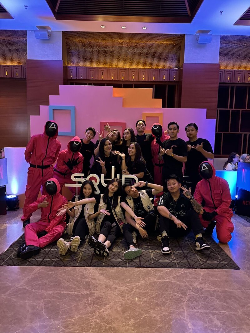 Tim produksi bersama penjaga berkostum pink di set Netflix Squid Game 2